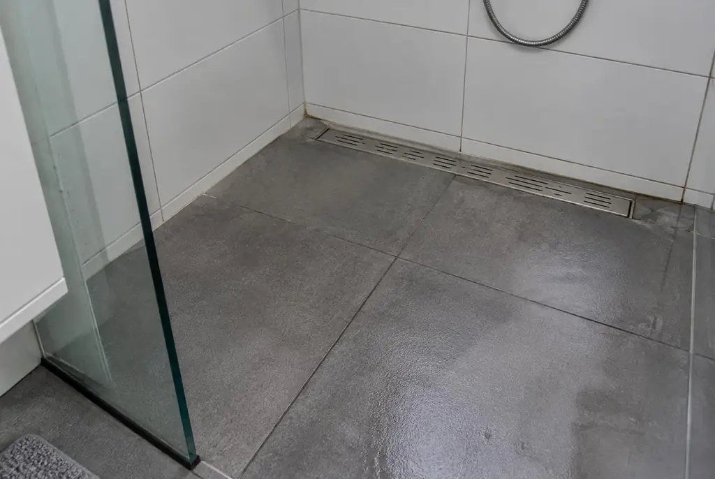 Lekdetectie Beverwijk – lekkende inloopdouche met natte voegen