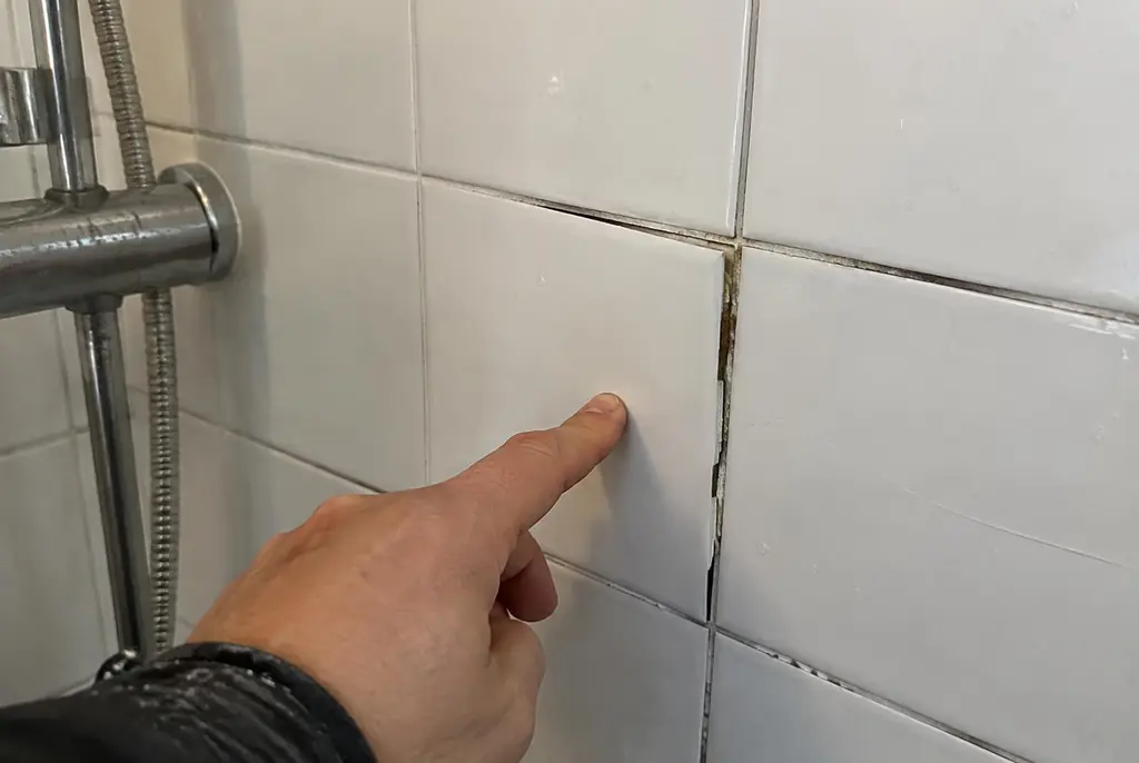 Lekdetectie Beverwijk – losse, holle badkamertegels door een lekkage
