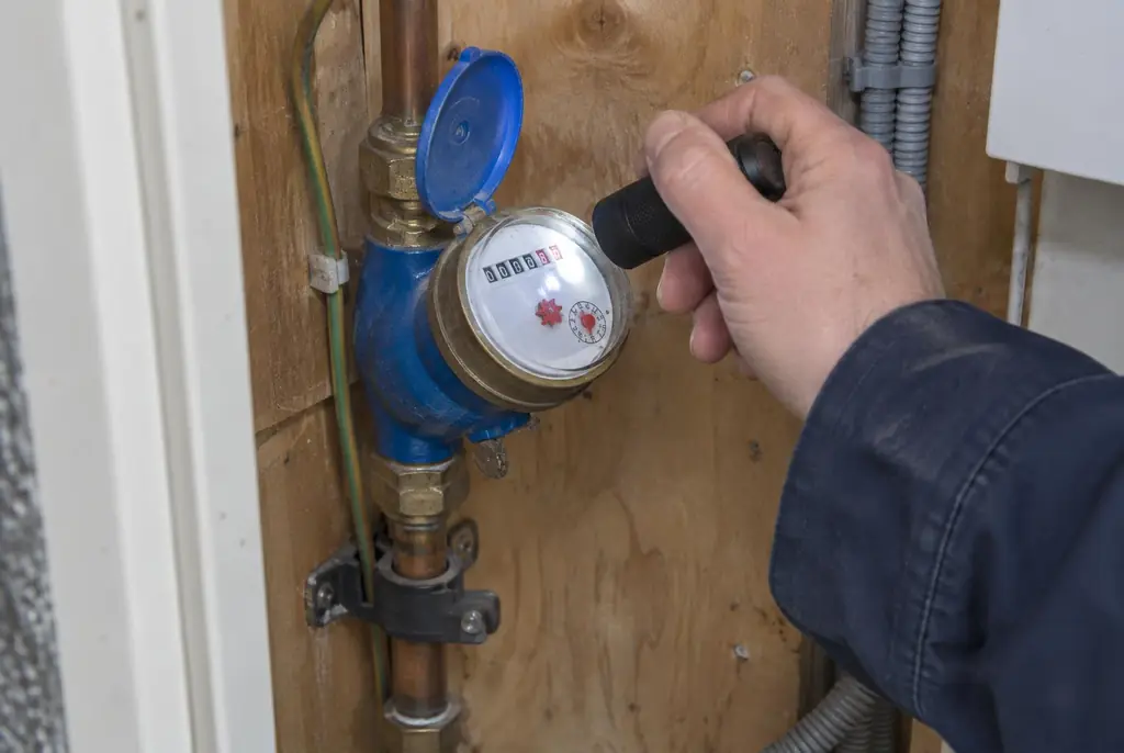 Lekdetectie Beverwijk – watermeter in de meterkast controleren met een zaklamp